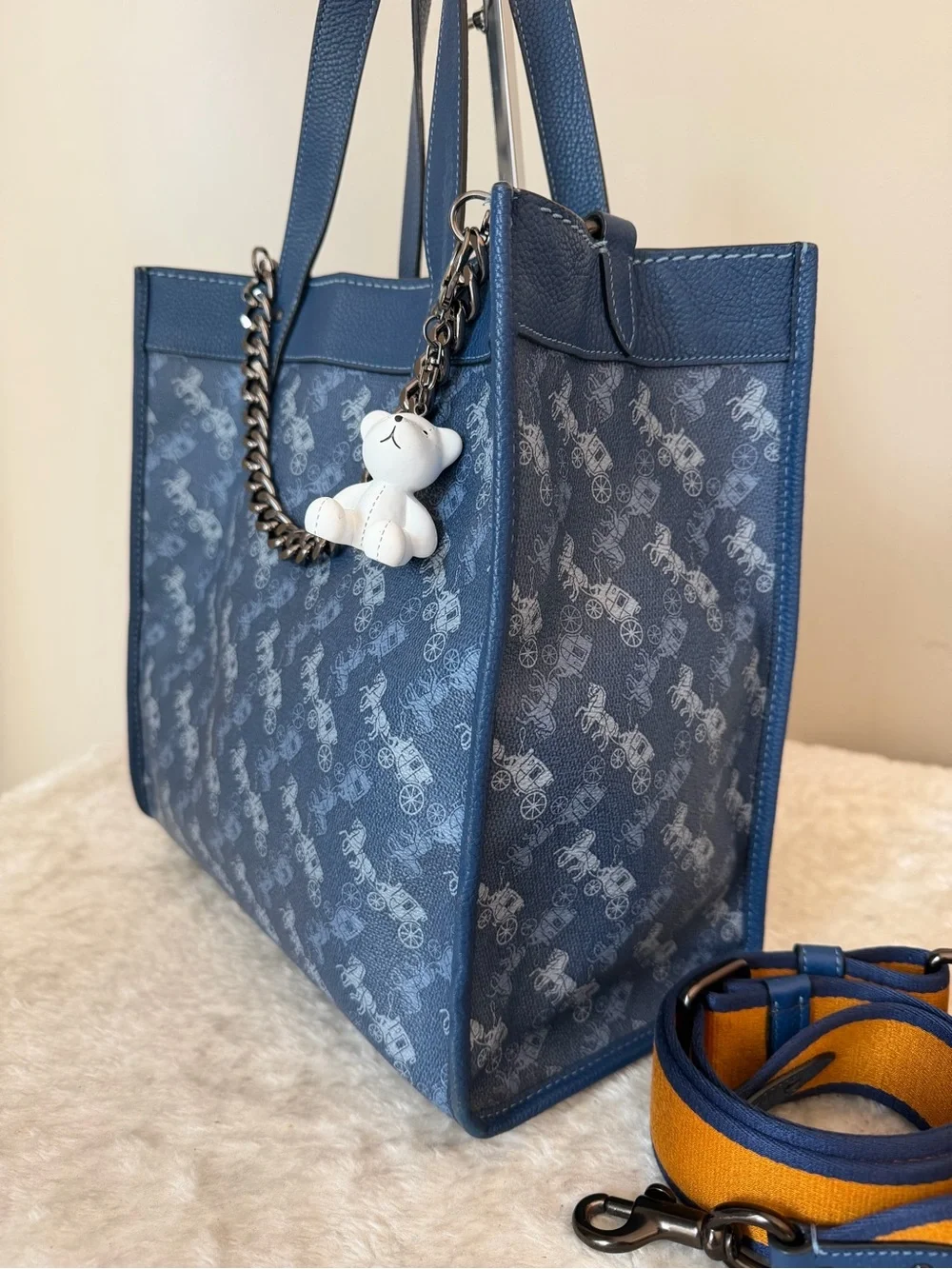 Coach Field 30 Tote bag With Horse And Carriage Print in blue with chain charm